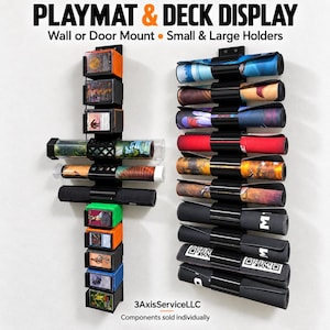 Könnte beinhalten: Zwei schwarze Wandhalterungen für Spielmatten und Kartendecks. Die linke Einheit hält Kartenboxen und gerollte Matten. Die rechte Einheit hält mehrere gerollte Spielmatten. Text: PLAYMAT & DECK DISPLAY, Wall or Door Mount, 3AxisServiceLLC.