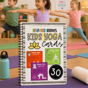 Może przedstawiać: Spiralny notatnik "Behavior Buddies Kids Yoga Cards" z kolorowymi ilustracjami i liczbą 30. Karty przedstawiają pozycje jogi, takie jak "Trying Tiger" i "Clean Cat". Dzieci ćwiczą jogę w tle.