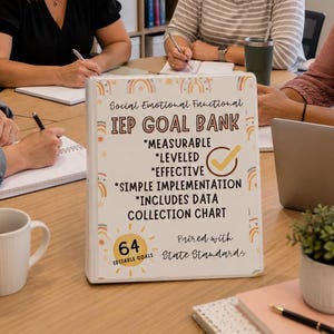 Puede incluir: Un letrero blanco de IEP Goal Bank con texto en negro y naranja. El letrero incluye el texto "Social Emotional Functional IEP GOAL BANK" y viñetas. El letrero también incluye el texto "64 Objetivos editables" y "Emparejado con los estándares estatales".