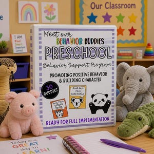 Pode incluir: Cena de sala de aula com um livro intitulado "Meet our Behavior Buddies Preschool" e animais de pelúcia. O livro promove o comportamento positivo e a construção do caráter. Outros brinquedos incluem uma cobra, um porco, um elefante e um jacaré.