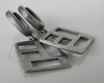Design geometrico. Orecchini in argento sterling ossidato. Orecchini quadrati. Huggie Hoops. Motivo geometrico. Contemporaneo. Orecchini moderni