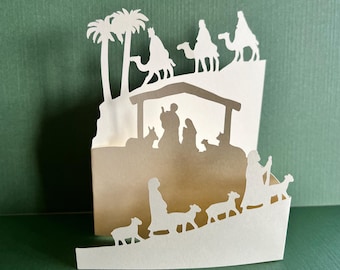 Tarjeta navideña tríptica con diseño de nacimiento y sobre en formato SVG (archivo de corte digital).