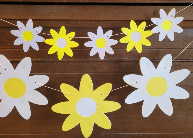 Daisy Garland Small or Large SVG, Digital Two Layers for Cricut Cutting Machine image 1