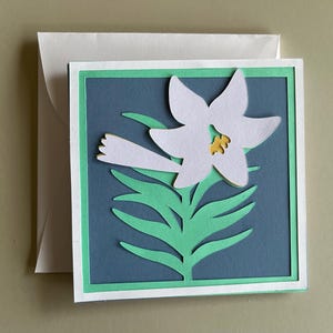 Tarjeta y sobre cuadrado de lirio de Pascua SVG, archivos de corte digital