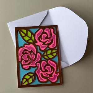 Carte de mariage A6 en couches de roses et enveloppe SVG, fichier de coupe numérique