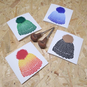 Cartões Bobble Hat Linoimpressos - Um conjunto de 4 cartões coloridos impressos à mão.