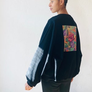 Baumwollblouson schwarz mit bunten Taschen und Patch am Rücken Blumenprint Bomberjacke Oversizejacke Gr.38 bis Gr. 42 *Unikat*