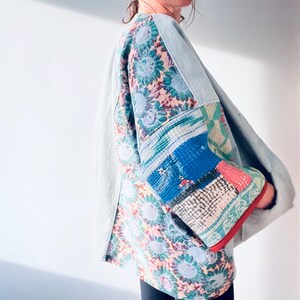 Kimono patchwork à motifs de tournesols, confectionné en velours côtelé bleu clair et tissus recyclés, taille unique, pièce unique.