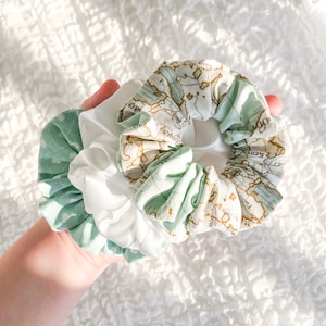 Juego de coleteros con mapa del mundo de Mint: coleteros de seda blanca y algodón con temática de viajes, accesorios hechos a mano para mujeres y regalo para viajeros