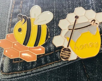 WINNIE THE POOH Bumble Bees Honey Pots Disney Large Circle Fantasy Pin NEW