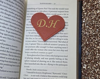 Marcapáginas de piel sintética con diseño de esquina