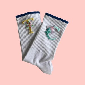 Meias com letras iniciais personalizadas e patches – Presente personalizado | Meias rosa, azul ou pretas com 2 opções de letras – Duráveis e laváveis