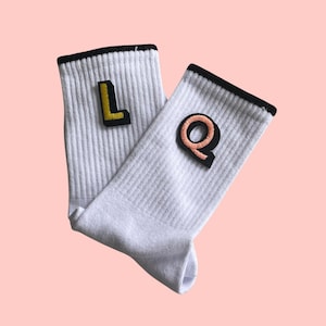 Calcetines con letras iniciales personalizadas y parches: regalo personalizado. Calcetines rosas, azules o negros con dos opciones de letras. Resistentes y lavables.