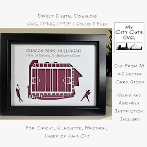 Op de afbeelding: Zwart omlijst kunstwerk met een bordeauxrood en wit stadionontwerp van Cusack Park, Mullingar. De tekst bevat "Direct Digital Download" en bestandsinformatie. Uitgesneden uit A4 US Letter karton.
