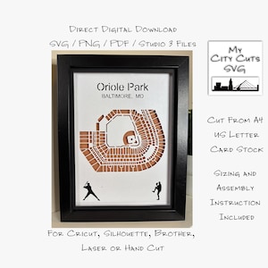 Peut inclure: Une œuvre d'art découpée sur papier encadrée représentant l'Oriole Park à Baltimore, MD. Le stade est marron, avec deux silhouettes de joueurs de baseball. Texte : "Direct Digital Download" et "My City Cuts SVG".