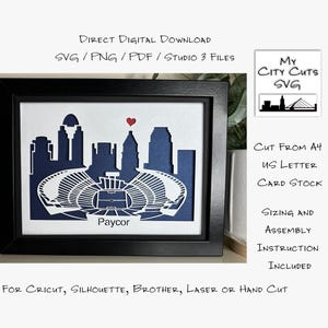 Könnte beinhalten: Ein digitaler Download einer Papierschnittdatei für eine Skyline einer Stadt mit einem Stadion. Die Datei ist für die Verwendung mit Cricut-, Silhouette-, Brother-, Laser- oder Hand-Schneidemaschinen geeignet. Die Datei ist in den Formaten SVG, PNG, PDF und Studio 3 verfügbar. Das Bild zeigt eine blaue und weiße Papierschnitt-Gestaltung einer Skyline mit einem Stadion im Vordergrund. Das Stadion trägt die Aufschrift "Paycor". Das Bild ist in einem schwarzen Rahmen gerahmt.