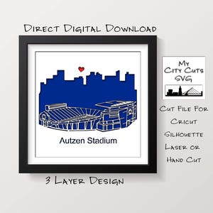 Peut inclure: Téléchargement numérique d'un design en 3 couches pour une découpe de papier en plusieurs couches du stade Autzen à Eugene, Oregon. Le design est en bleu et blanc avec un cœur rouge au-dessus du stade. Le texte "Autzen Stadium" est sous le stade. Le texte "3 Layer Design" est sous l'image. Le texte "Cut File for Cricut, Silhouette, Laser or Hand Cut" est sous l'image.