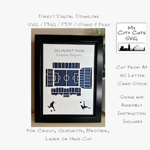 Può includere: Opera d'arte incorniciata con un layout dettagliato dello stadio di Selhurst Park a Croydon, in Inghilterra, in blu navy e bianco. L'immagine include il testo "My City Cuts SVG" e "Direct Digital Download". L'opera è tagliata da cartoncino.