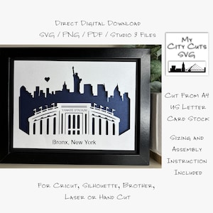 Puede incluir: Una descarga digital de un modelo de papelcraft del Yankee Stadium en la ciudad de Nueva York. El modelo está diseñado para ser cortado de cartulina A4 US Letter. La descarga incluye instrucciones de tamaño y montaje. La imagen muestra un marco negro con un fondo blanco y una silueta azul del estadio.