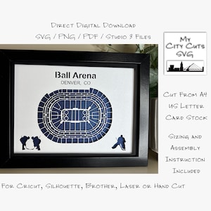 Op de afbeelding: Een zwart ingelijst afdruk met een blauwe en witte illustratie van de Ball Arena in Denver, Colorado. De tekst "Ball Arena" en "Denver, CO" is afgedrukt op de afdruk. Twee hockey spelers zijn afgebeeld onderaan de afdruk. De tekst "Cut from A4 US Letter Card Stock" is afgedrukt aan de rechterkant van de afbeelding. De tekst "Sizing and Assembly Instruction Included" is afgedrukt onder de tekst "Cut from A4 US Letter Card Stock". De tekst "For Cricut, Silhouette, Brother, Laser or Hand Cut" is afgedrukt onderaan de afbeelding.