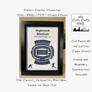 Può includere: Una stampa incorniciata con uno schema dello stadio blu navy con la scritta "Highmark Stadium, Orchard Park, NY". L'immagine include il testo: "Direct Digital Download", "My City Cuts SVG" e le istruzioni per il taglio e l'assemblaggio. La cornice è nera.