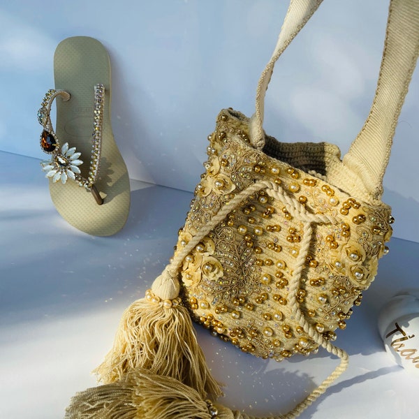 Bolso wayuu, mochila decorada con pedrería, bolsos tejidos a mano, bolso mochila, bolso crochet beige para mujer, bolso perlas, bolso decorado
