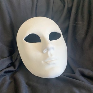Découvrez le masque vénitien blanc éthéré, une toile vierge élégante. Beauté neutre dévoilée : fabriqué à la main pour toutes les occasions.