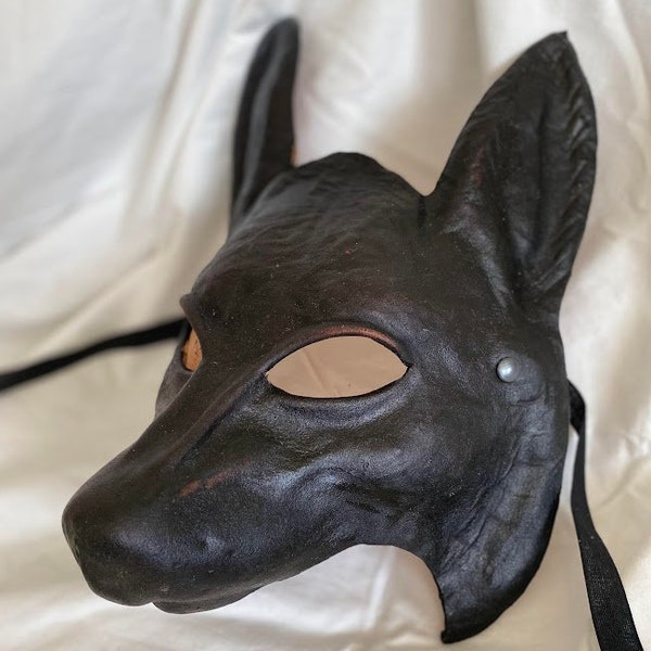 Venezianische Hunde Ledermaske - Limitierte Auflage. Umfassen Sie Laune und Eleganz mit diesem exklusiven Design. #VenetianMask #LederMaske #DogMask