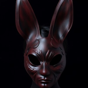 Risveglia la magia della notte con la nostra affascinante maschera da coniglio! Il regalo perfetto per lei per Halloween o per il suo compleanno. RabbitMask OriginalGift