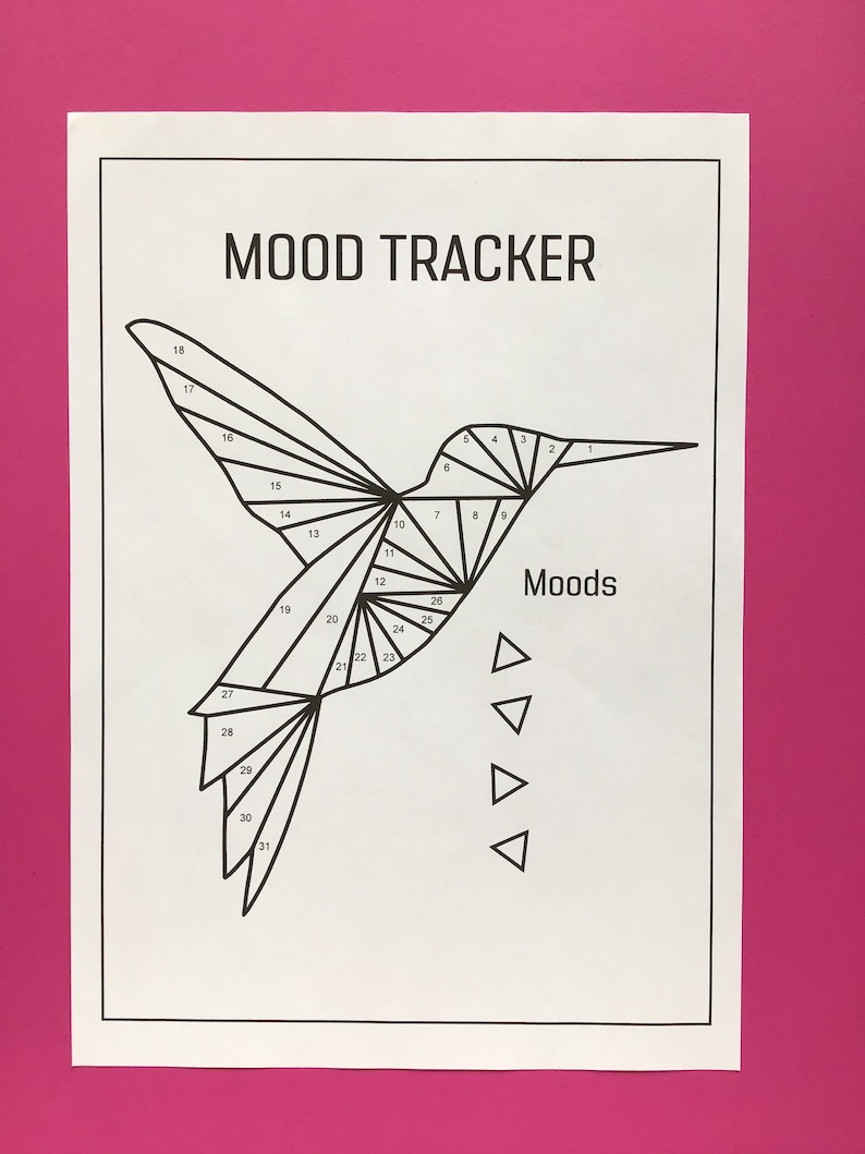 K&ouml;nnte beinhalten: Ein schwarz-wei&szlig;er druckbarer Stimmungs-Tracker in Form eines Kolibris. Der Kolibri ist in 31 Abschnitte unterteilt, die jeweils nummeriert sind. Der Text "Mood Tracker" befindet sich oben auf der Seite, und das Wort "Moods" befindet sich unten rechts.