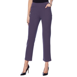 Könnte beinhalten: Dunkelviolette, verkürzte Hose mit Vordertaschen. Die Hose hat ein gerades Bein-Design und ist aus einem glatten Stoff gefertigt. Das Model trägt schwarze High Heels.