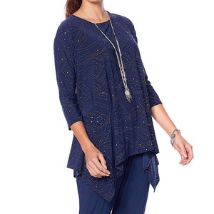 Könnte beinhalten: Marineblaues Tunika-Oberteil mit goldenem Punktmuster und Dreiviertelärmeln. Das Oberteil hat einen asymmetrischen Saum und wird mit einer marineblauen Hose kombiniert. Eine lange silberne Halskette und ein Armband vervollständigen das Outfit.