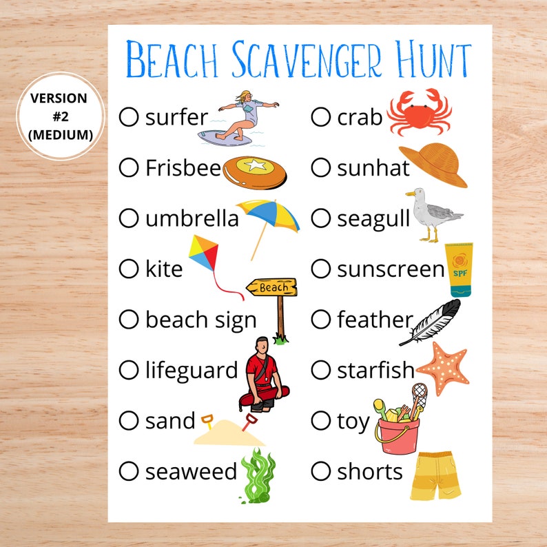 Puede incluir: Un juego de b&uacute;squeda del tesoro en la playa con una lista de verificaci&oacute;n de art&iacute;culos para encontrar, que incluyen un surfista, un cangrejo, un frisbee, un sombrero para el sol, una sombrilla, una gaviota, una cometa, protector solar, un letrero de playa, una pluma, un salvavidas, una estrella de mar, arena, un juguete, algas marinas y pantalones cortos.