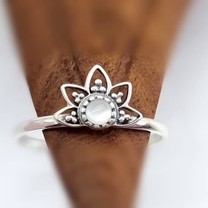 Sterling silver ring, flower ring with mother of pearl