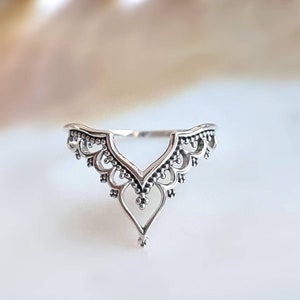 Könnte beinhalten: Ein silberner Filigranring mit einem zarten, spitzen Design. Der Ring ist aus Sterlingsilber und hat einen Vintage-Look.