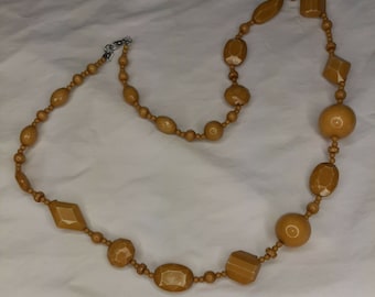 Colar facetado de baquelite caramelo