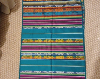 Aguayo boliviano, tela peruana, corredor andino o chal