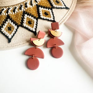 Pendientes apilables de arcilla polimérica con diseño semicircular: pendientes colgantes geométricos ligeros hechos a mano. Terracotta