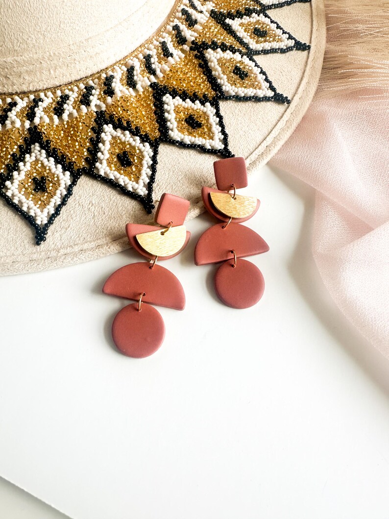 Pendientes apilables de arcilla polimérica con diseño semicircular: pendientes colgantes geométricos ligeros hechos a mano. Terracotta