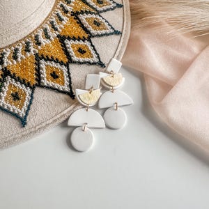 Pendientes apilables de arcilla polimérica con diseño semicircular: pendientes colgantes geométricos ligeros hechos a mano. Blanco