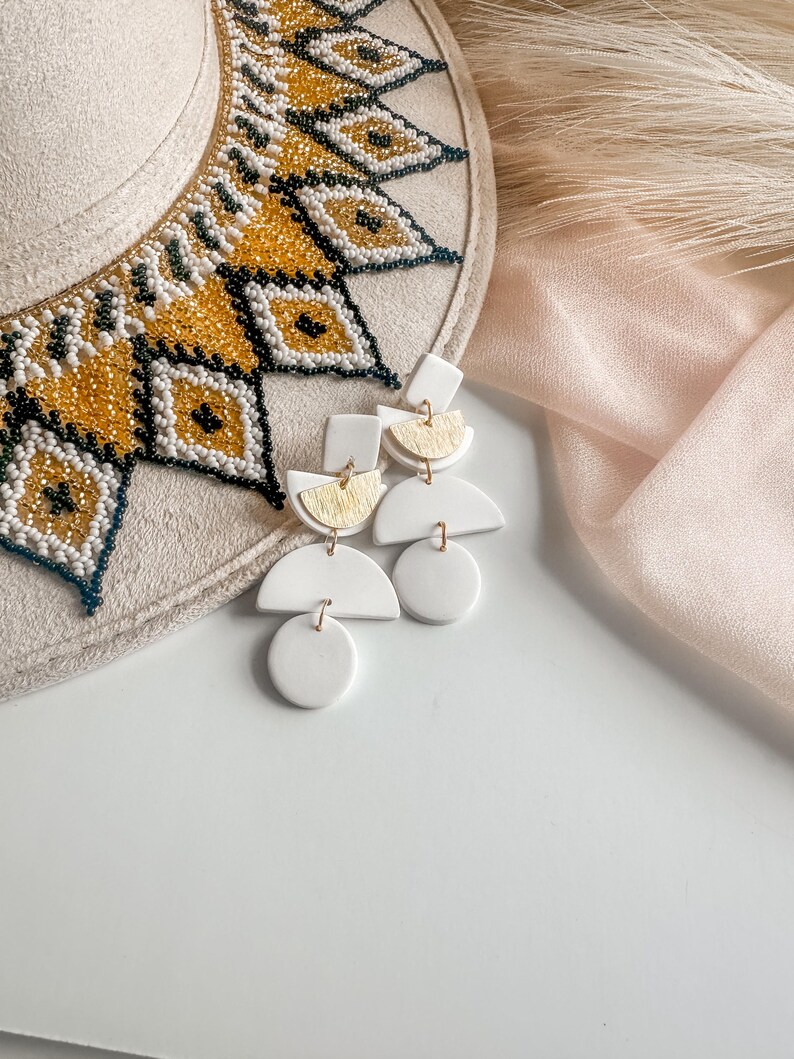 Pendientes apilables de arcilla polimérica con diseño semicircular: pendientes colgantes geométricos ligeros hechos a mano. Blanco