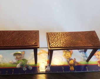 Vintage, mesas, accesorios de casa de muñecas. Plástico marrón.