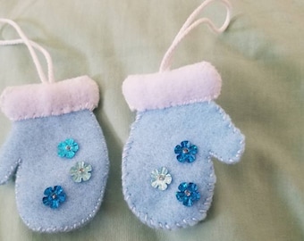 Un par de adornos hechos a mano, Mitten, para árboles de Navidad