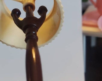 Vintage, lámpara de casa de muñecas. Plástico, blanco y marrón.