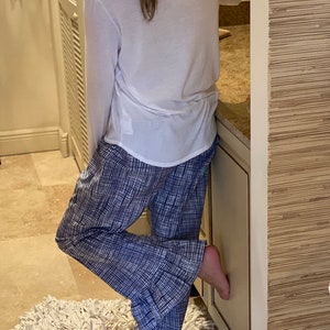 Navy Weave Ruffle Bottom Pjs ~ Pijamas bonitos ~ Jammies cómodos ~ Jammies lindos ~ Pijamas bonitos ~ Loungewear ~ Pijamas de algodón ~ Ropa de dormir