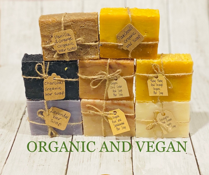 Pu&ograve; includere: Una collezione di nove saponette biologiche e vegane avvolte in spago ed etichettate con i loro profumi. I profumi includono vaniglia e arancia, patchouli, carbone vegetale, lavanda, cedro e salvia, ylang ylang e arancia, riso e sandalo, e tea tree e limone.