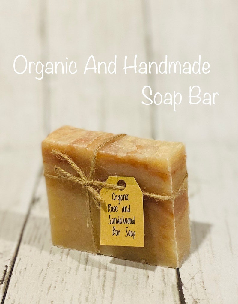 Pu&ograve; includere: Una saponetta biologica alla rosa e al sandalo, avvolta in spago con un'etichetta di carta marrone su cui &egrave; scritto "Organic Rose and Sandalwood Bar Soap".