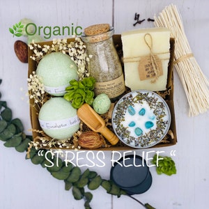 Puede incluir: Una caja de regalo llena de productos de ba&ntilde;o para relajarse. La caja contiene sales de ba&ntilde;o, bombas de ba&ntilde;o, una vela y una pastilla de jab&oacute;n. La caja est&aacute; decorada con flores blancas y las palabras "Stress Relief" est&aacute;n impresas en la parte delantera.