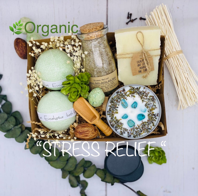 Puede incluir: Una caja de regalo llena de productos de ba&ntilde;o para relajarse. La caja contiene sales de ba&ntilde;o, bombas de ba&ntilde;o, una vela y una pastilla de jab&oacute;n. La caja est&aacute; decorada con flores blancas y las palabras "Stress Relief" est&aacute;n impresas en la parte delantera.