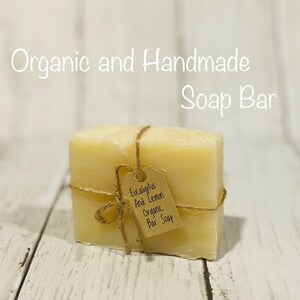 Pu&ograve; includere: Una saponetta biologica avvolta in spago con un'etichetta di carta marrone che recita "Eucalyptus And Lemon Organic Bar Soap".